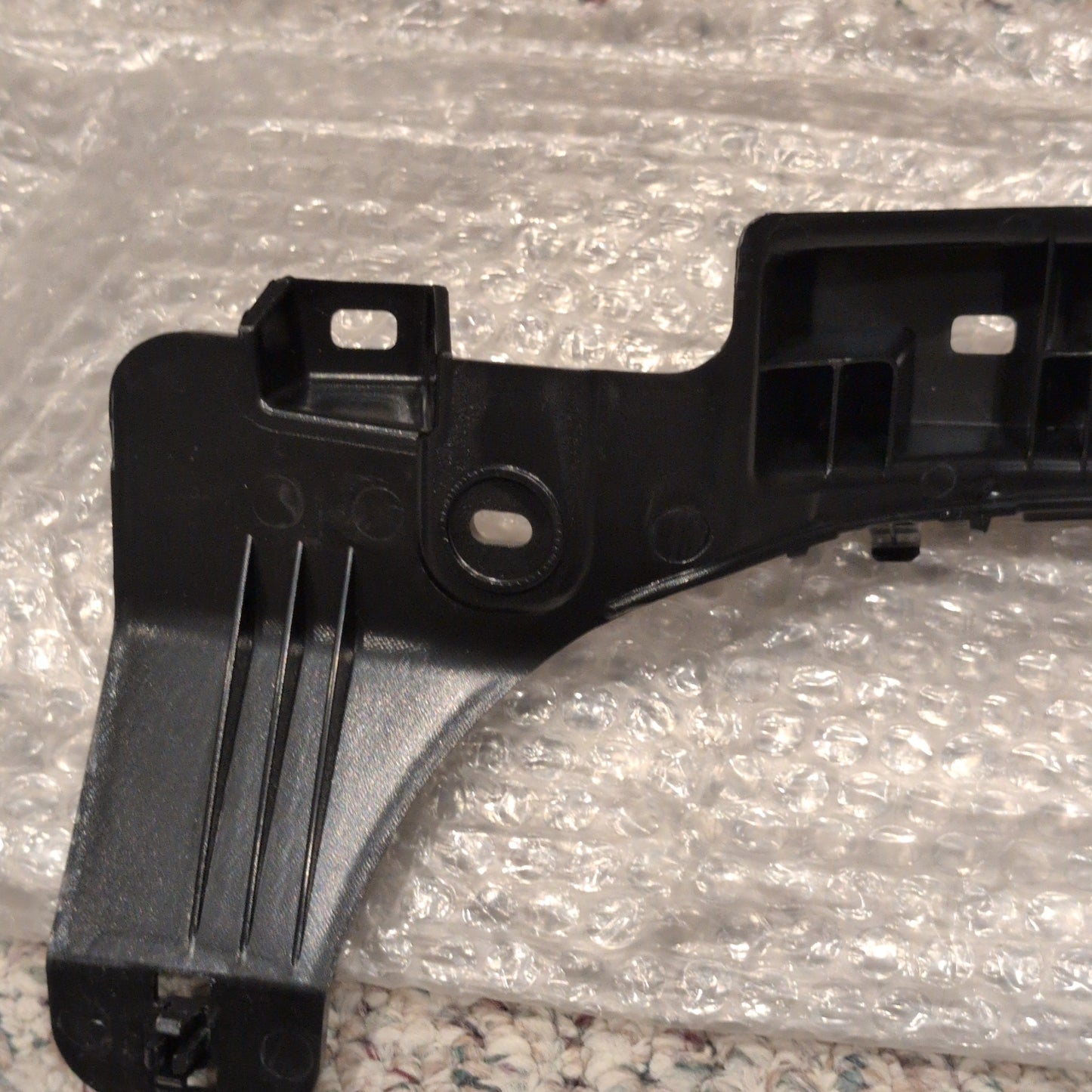 TESLA 1757096-00-D 2024-2025 MODEL 3 REAR FASCIA CENTER BRACKET